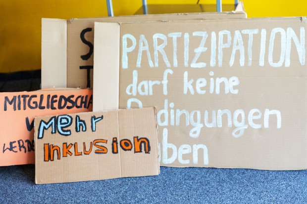 Demoplakate mit Forderungen der jungen Menschen